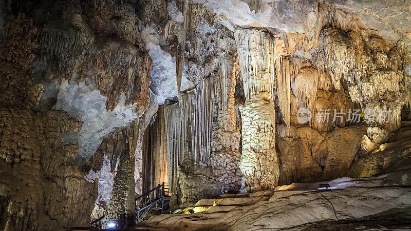 越南北部芳芽(Phong Nha)的洞穴景观